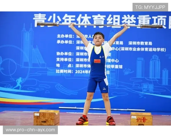 举重运动员参与学校讲座激发学生兴趣，举重比赛运动员